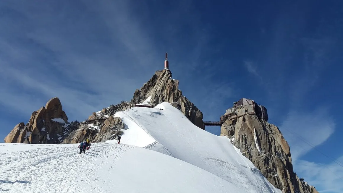 Imagen del archivo de «Turismo en Mont Blanc y Nevado de Toluca: mismo problema con dos soluciones».