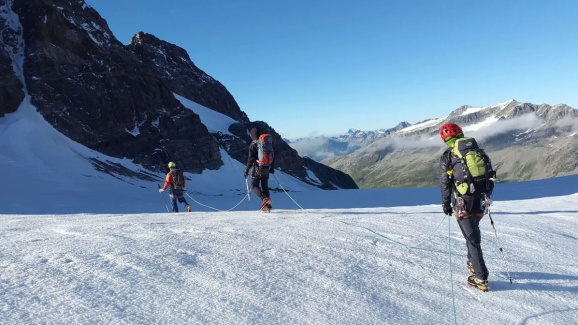 La Asamblea General de la UNESCO declara al Alpinismo como Patrimonio Cultural Intangible de la Humanidad en reconocimiento de sus valores.