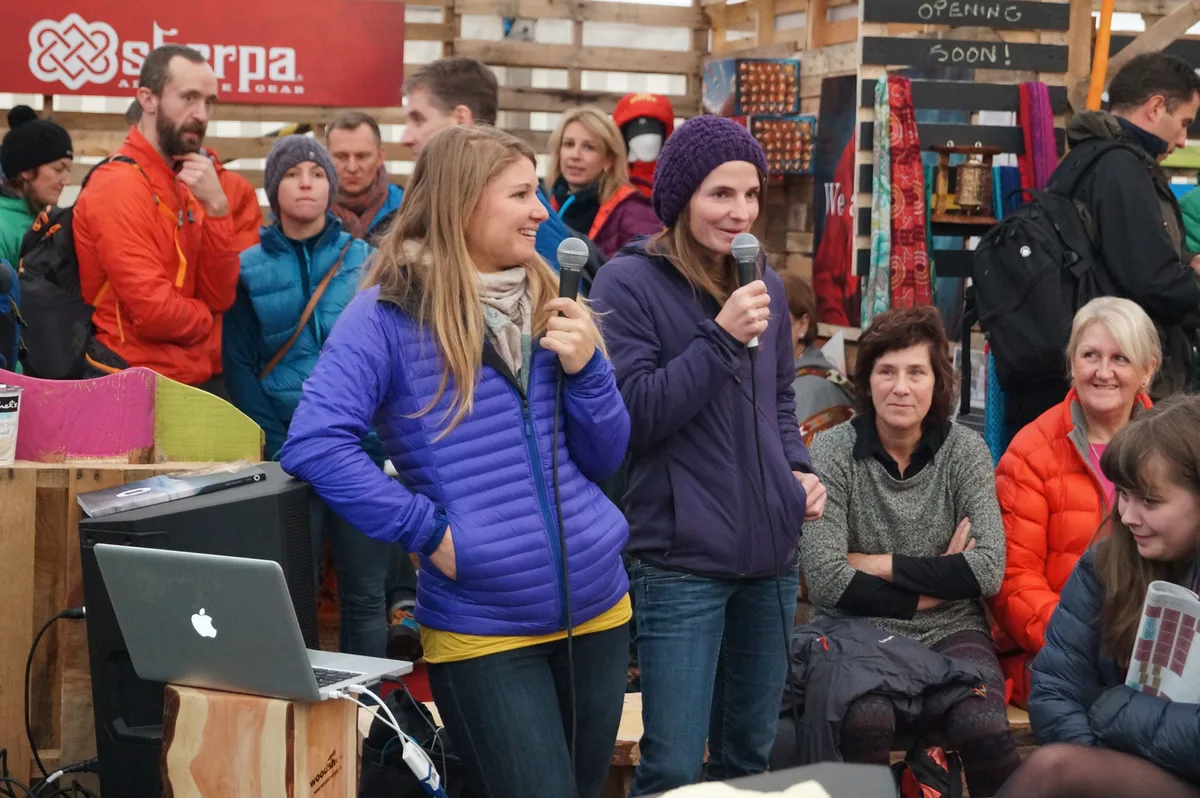 Hazel Findlay (centro) durante el Kendal Mountain Festival 2015. Foto: Freeman Outdoors