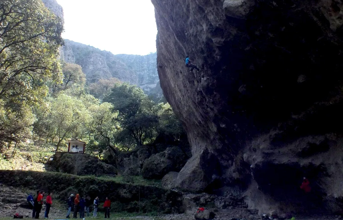 Imagen de portada de «Peñas de Dexcaní Alto, Jilotepec: cerrado al público hasta nuevo aviso».