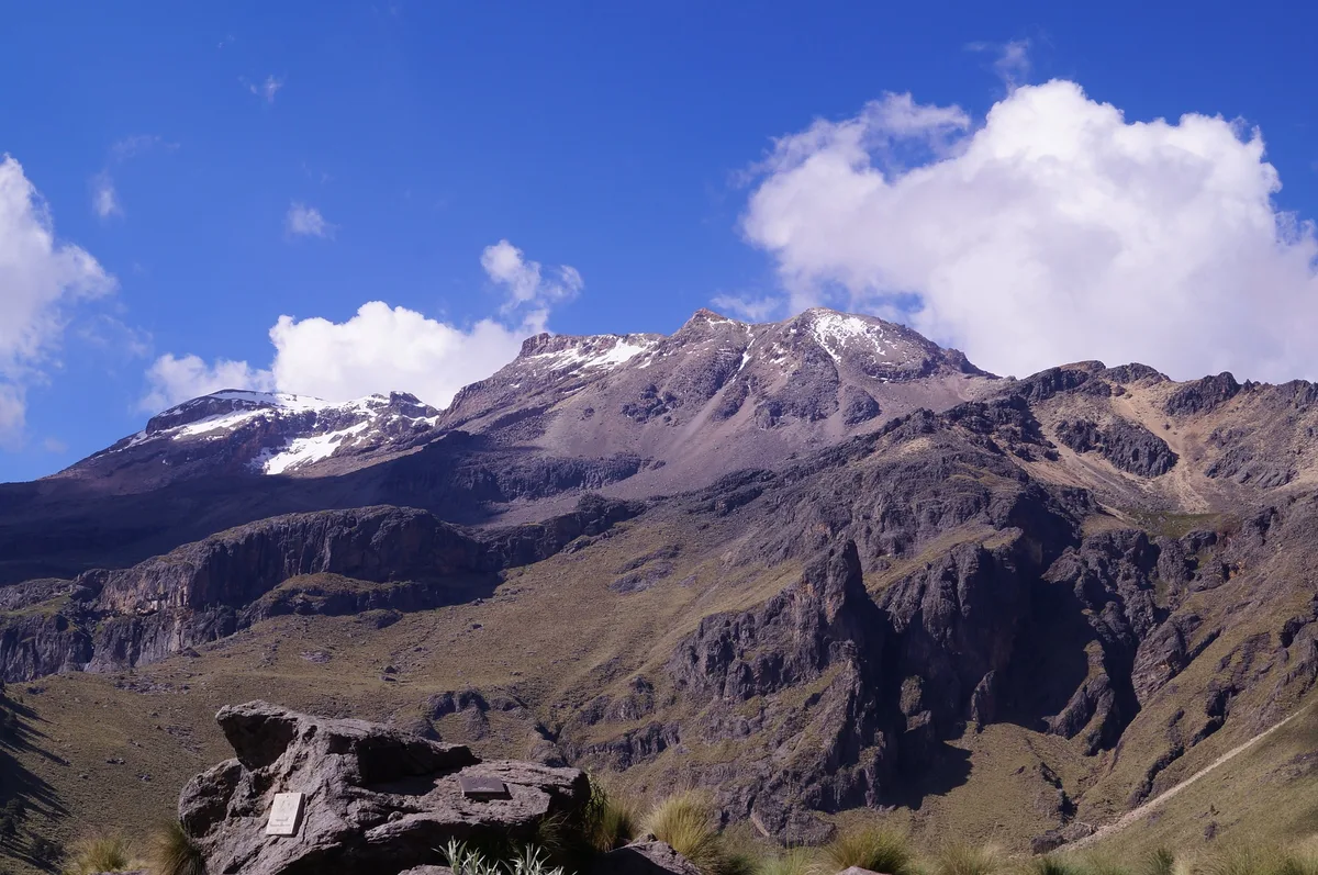 Imagen de portada de «Reportan accidente en Iztaccíhuatl durante contingencia por COVID-19».