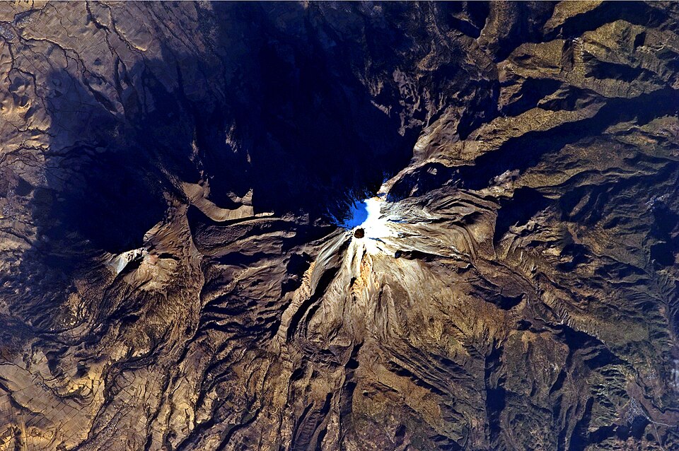Vista orbital del Pico de Orizaba, con el cráter, laderas y una zona de hielo visibles.